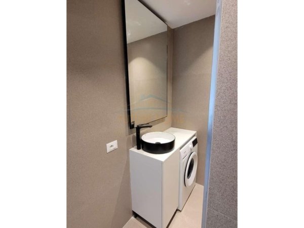 Tirane, jepet me qera apartament 1+1+Ballkon Kati 8, 69 m² 600 € (Unaza e Re)