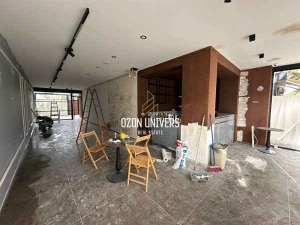 Tirane, jepet me qera ambjent biznesi Kati 0, 280 m² 3.200 € (Cristal Center, Komuna e Parisit Tirana, Albania)