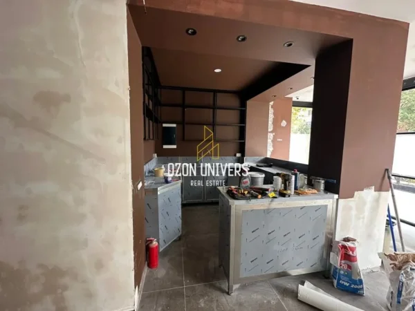 Tirane, jepet me qera ambjent biznesi Kati 0, 280 m² 3.200 € (Cristal Center, Komuna e Parisit Tirana, Albania)