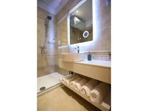 Tirane, jepet me qera apartament 1+1 Kati 2, 75 m² 700 € (Rr. Sami Frasheri pranë Shkolles 11 Janari