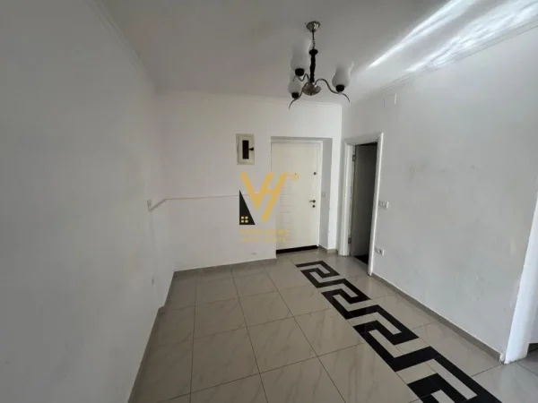 Tirane, jepet me qera zyre Kati 0, 100 m² 800 € (MINE PEZA)