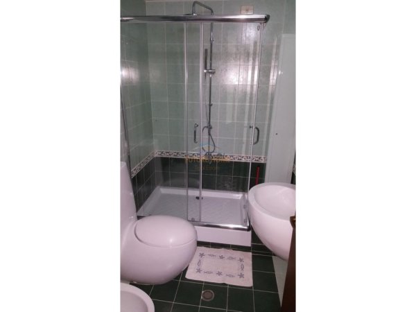 Tirane, jepet me qera 1+1+Ballkon Kati 3, 84 m² 550 € (Pazari i Ri)