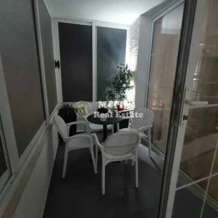 Tirane, jepet me qera apartament 2+1+Ballkon Kati 2, 100 m² 900 € (Rruga e Durresit)