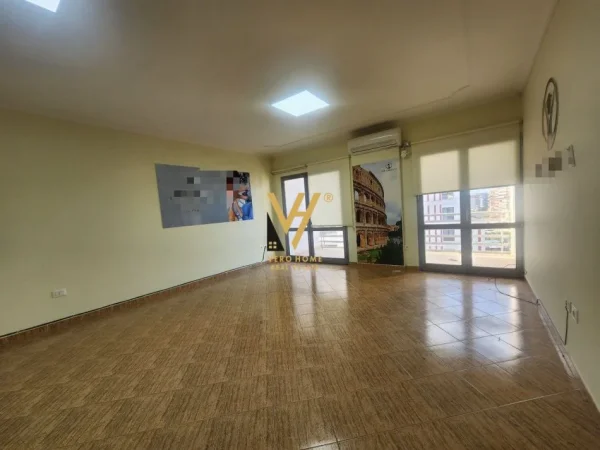 Tirane, jepet me qera zyre Kati 5, 100 m² 800 € (ZOGU I ZI)