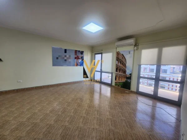Tirane, jepet me qera zyre Kati 5, 100 m² 800 € (ZOGU I ZI)
