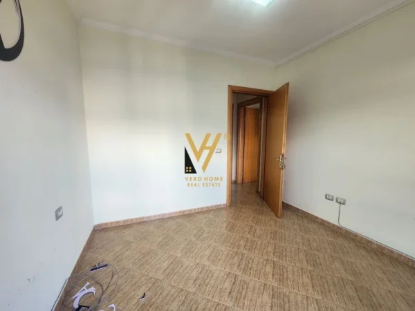Tirane, jepet me qera zyre Kati 5, 100 m² 800 € (ZOGU I ZI)