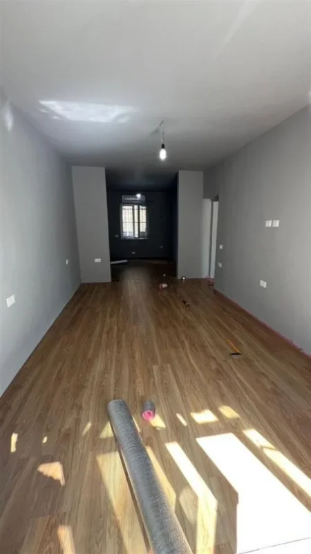 Tirane, jepet me qera apartament 1+1+Aneks+Ballkon Kati 1, 75 m² 1.200 € (myslym shyri)