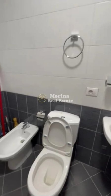 Tirane, jepet me qera apartament 1+1 Kati 8, 65 m² 450 € (Yzberisht)