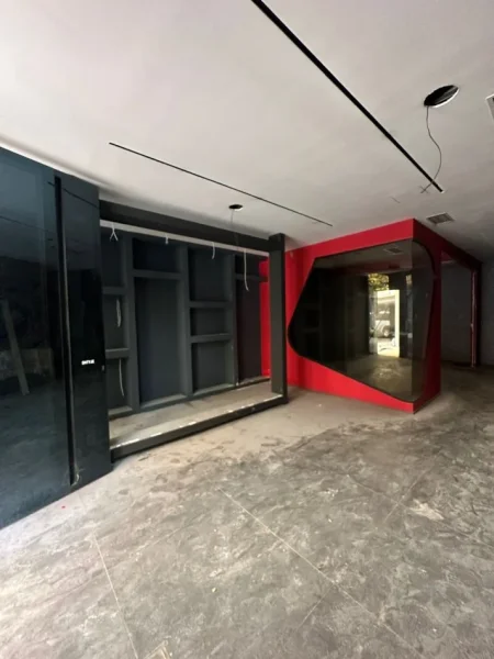 Tirane, jepet me qera magazine Kati 0, 550 m² 3.000 € (don bosko)