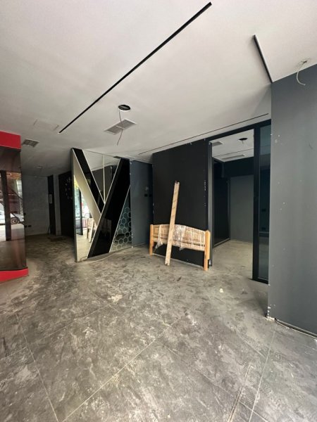 Tirane, jepet me qera magazine Kati 0, 550 m² 3.000 € (don bosko)