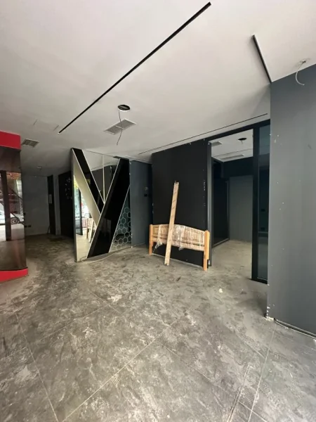 Tirane, jepet me qera magazine Kati 0, 550 m² 3.000 € (don bosko)