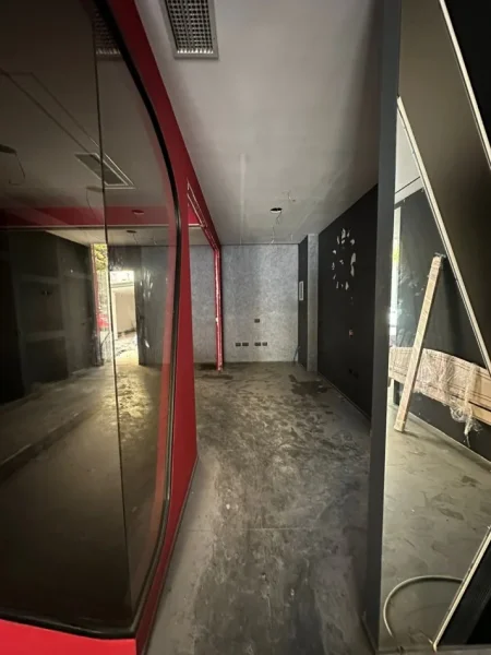 Tirane, jepet me qera magazine Kati 0, 550 m² 3.000 € (don bosko)