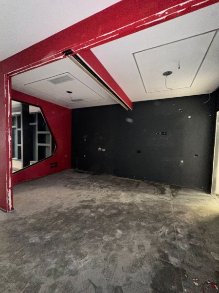 Tirane, jepet me qera magazine Kati 0, 550 m² 3.000 € (don bosko)