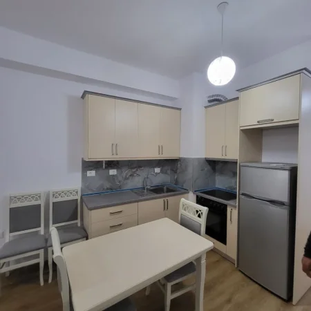 Tirane, jepet me qera apartament 2+1+Ballkon Kati 6, 85 m² 500 € (Ali Demi)