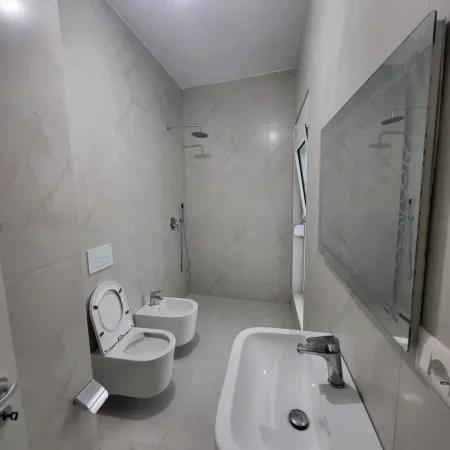 Tirane, jepet me qera apartament 2+1+Ballkon Kati 6, 85 m² 500 € (Ali Demi)