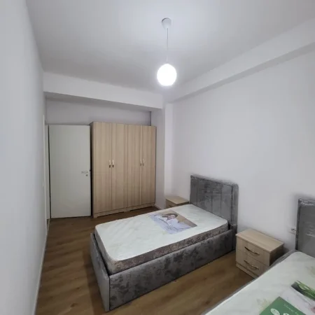 Tirane, jepet me qera apartament 2+1+Ballkon Kati 6, 85 m² 500 € (Ali Demi)