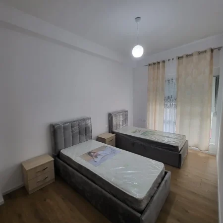 Tirane, jepet me qera apartament 2+1+Ballkon Kati 6, 85 m² 500 € (Ali Demi)