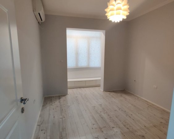 Tirane, jepet me qera apartament 2+1+Aneks+Ballkon Kati 1, 112 m² 800 € (rruga e kavajes , 21 dhjetori)
