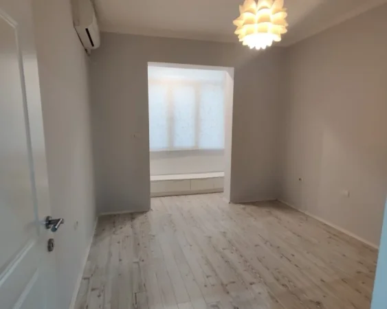 Tirane, jepet me qera zyre Kati 1, 112 m² 800 € (rruga e kavajes , 21 dhjetori)