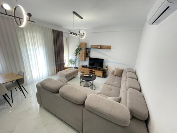 Tirane, jepet me qera apartament 2+1 Kati 2, 90 m² 700 € (Rruga 5 maji)