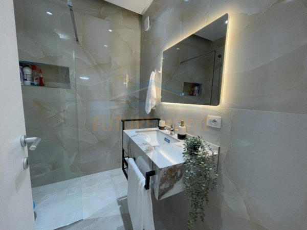 Tirane, jepet me qera apartament 2+1 Kati 2, 90 m² 700 € (Rruga 5 maji)