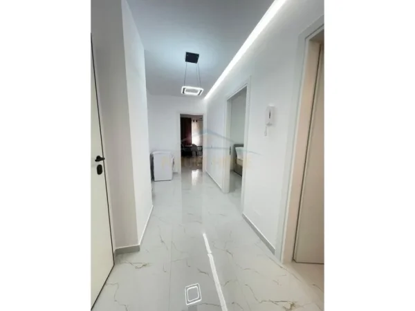 Tirane, jepet me qera apartament 2+1 Kati 2, 90 m² 700 € (Rruga 5 maji)