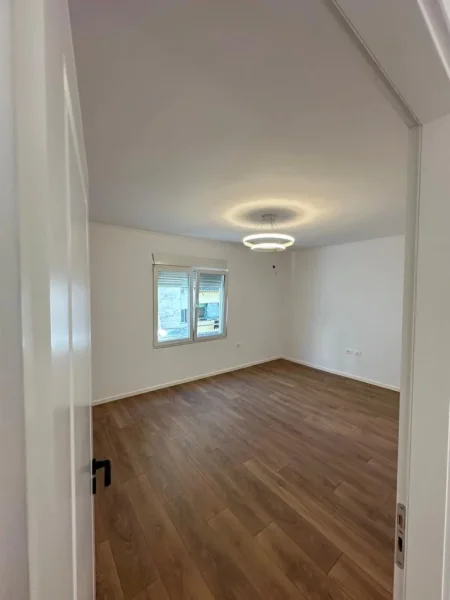 Tirane, shitet apartament 2+1+Ballkon Kati 4, 65 m² 118.000 € (Oxhaku, prane UET)