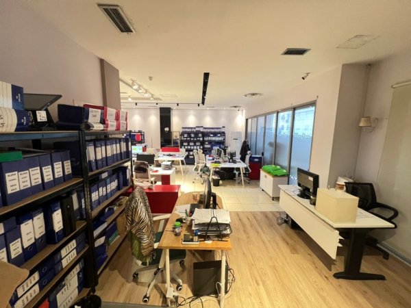 Tirane, jepet me qera zyre Kati 2, 155 m² 1.000 € (Rruga e Kavajes)