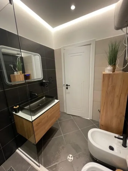 Tirane, jepet me qera 1+1 Kati 3, 75 m² 800 € 