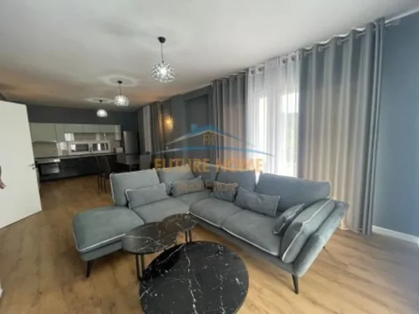 Tirane, jepet me qera apartament 2+1+Ballkon Kati 1, 135 m² 1.000 € (Xhamia)