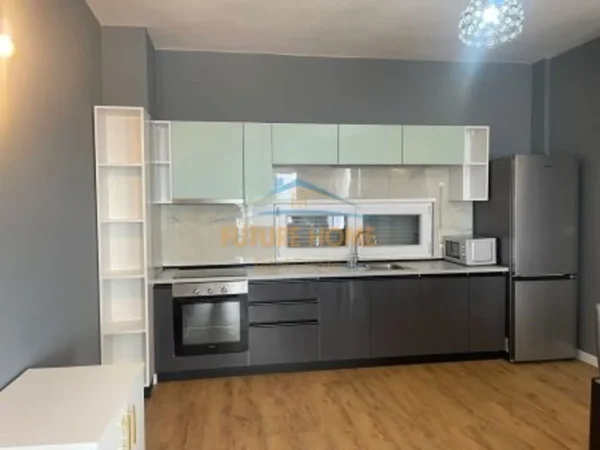 Tirane, jepet me qera apartament 2+1+Ballkon Kati 1, 135 m² 1.000 € (Xhamia)