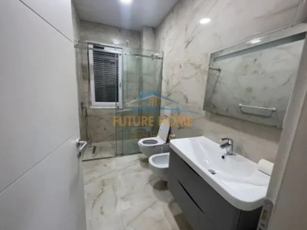 Tirane, jepet me qera apartament 2+1+Ballkon Kati 1, 135 m² 1.000 € (Xhamia)