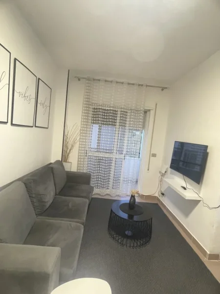 Durres, jepet me qera 1+1+Ballkon Kati 2, 75 m² 350 € (Rruga Pavarsia Durres)