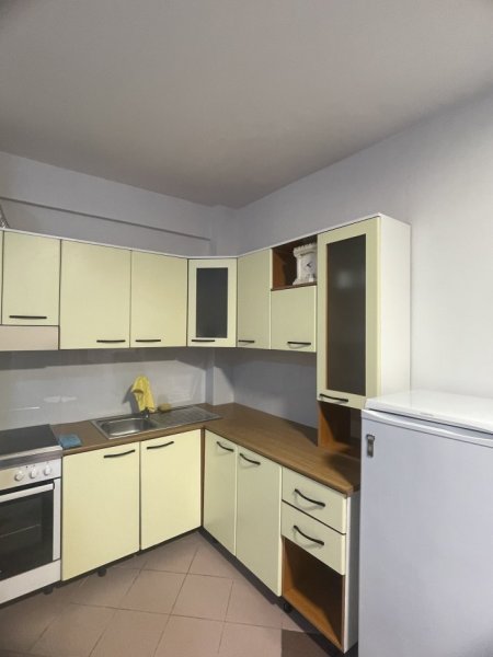 Durres, jepet me qera 1+1+Ballkon Kati 2, 75 m² 350 € (Rruga Pavarsia Durres)