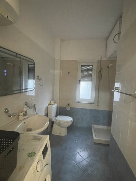 Durres, jepet me qera 1+1+Ballkon Kati 2, 75 m² 350 € (Rruga Pavarsia Durres)