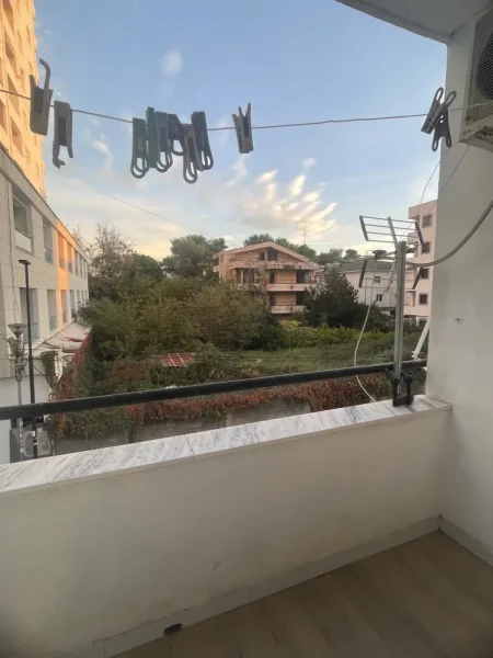 Durres, jepet me qera 1+1+Ballkon Kati 2, 75 m² 350 € (Rruga Pavarsia Durres)