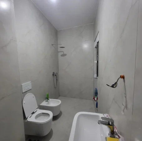 Tirane, jepet me qera apartament 2+1 Kati 3, 82 m² 550 € (KOMPLEKSI KADIU . ALI DEMI)