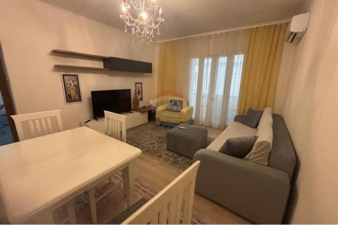 Tirane, jepet me qera apartament 3+1 Kati 3, 100 m² 800 € (Rruga Myslym Shyri, Tirane)