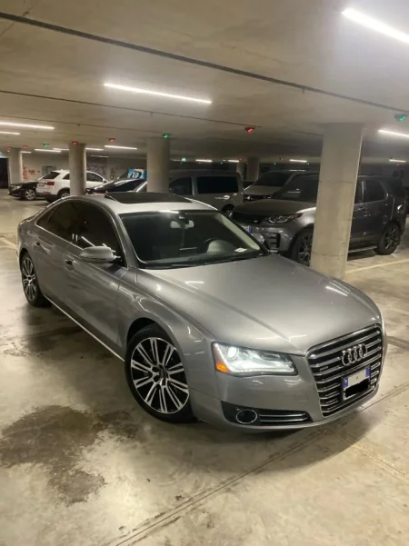 Tirane, shitet makine Benzin, gri e erret automatik 198.000 km 12.000 €