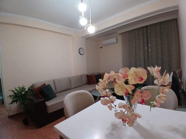 Tirane, jepet me qera apartament 1+1+Ballkon Kati 2, 55 m² 500 € (Selvia)
