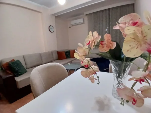 Tirane, jepet me qera apartament 1+1+Ballkon Kati 2, 55 m² 500 € (Selvia)