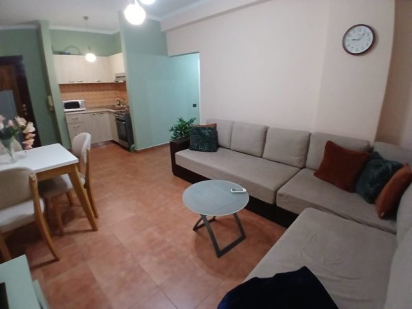 Tirane, jepet me qera apartament 1+1+Ballkon Kati 2, 55 m² 500 € (Selvia)