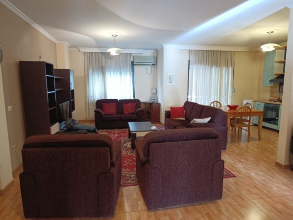Tirane, jap me qera apartament 2+1+Ballkon Kati 5, 120 m² 750 € (Rruga e Kavajes, afer Kishes Katolike)