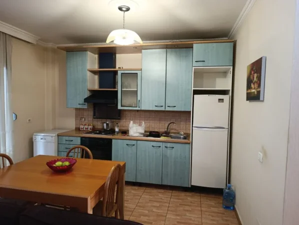 Tirane, jap me qera apartament 2+1+Ballkon Kati 5, 120 m² 750 € (Rruga e Kavajes, afer Kishes Katolike)