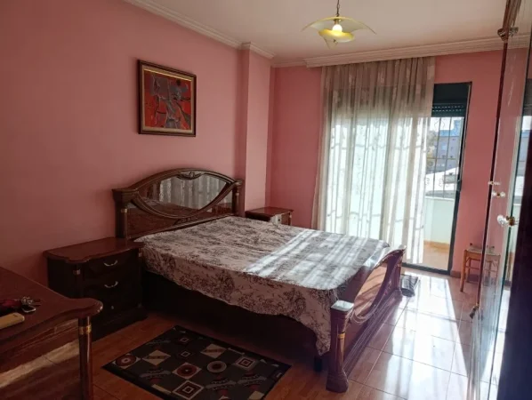 Tirane, jap me qera apartament 2+1+Ballkon Kati 5, 120 m² 750 € (Rruga e Kavajes, afer Kishes Katolike)