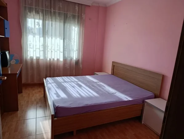 Tirane, jap me qera apartament 2+1+Ballkon Kati 5, 120 m² 750 € (Rruga e Kavajes, afer Kishes Katolike)