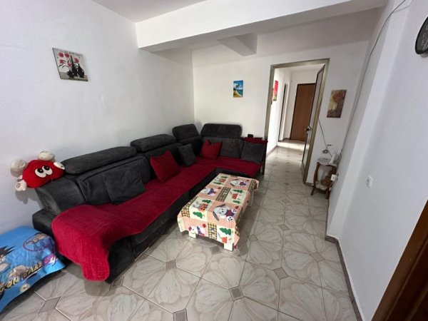 Tirane, jepet me qera apartament 2+1 Kati 3, 95 m² 600 € (Mine Peza)