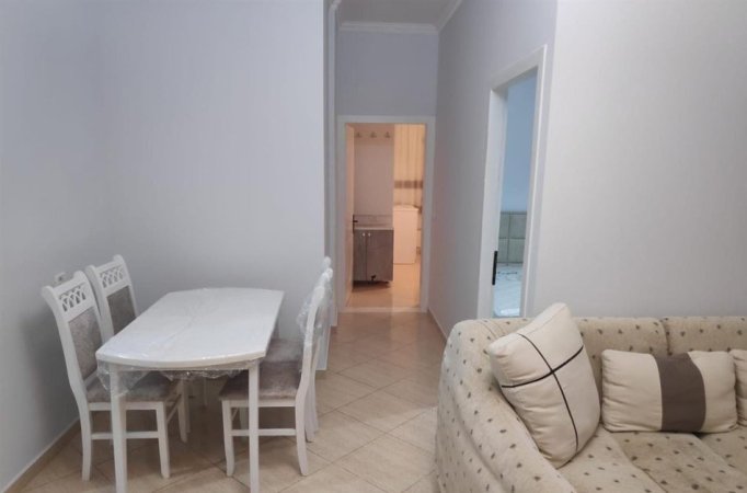 Tirane, jepet me qera apartament 1+1+Ballkon Kati 1, 85 m² 480 € (PORCELAN)