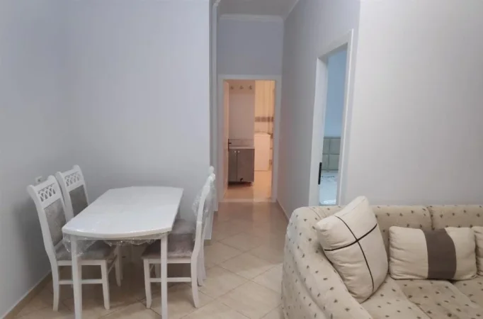 Tirane, jepet me qera apartament 1+1+Ballkon Kati 1, 85 m² 480 € (PORCELAN)