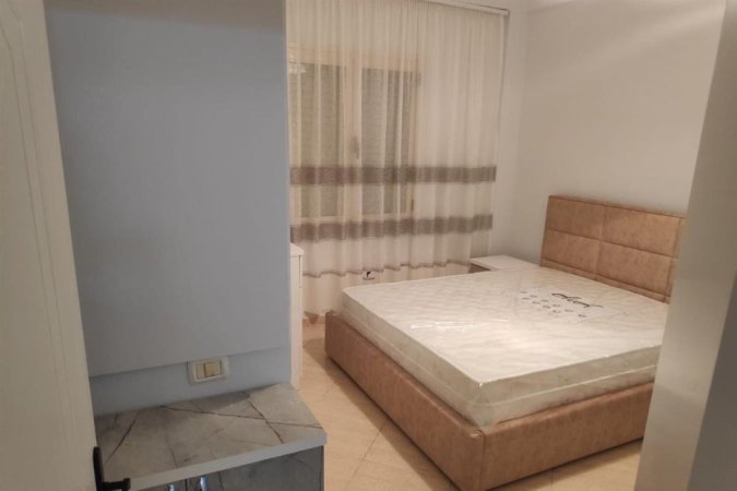 Tirane, jepet me qera apartament 1+1+Ballkon Kati 1, 85 m² 480 € (PORCELAN)